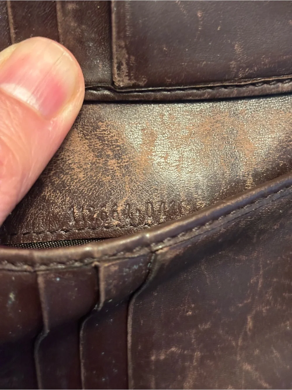 Vintage Gucci Brown Embossed GG Leather Wallet with Gold Tone Bar - Picture 6 of 6
